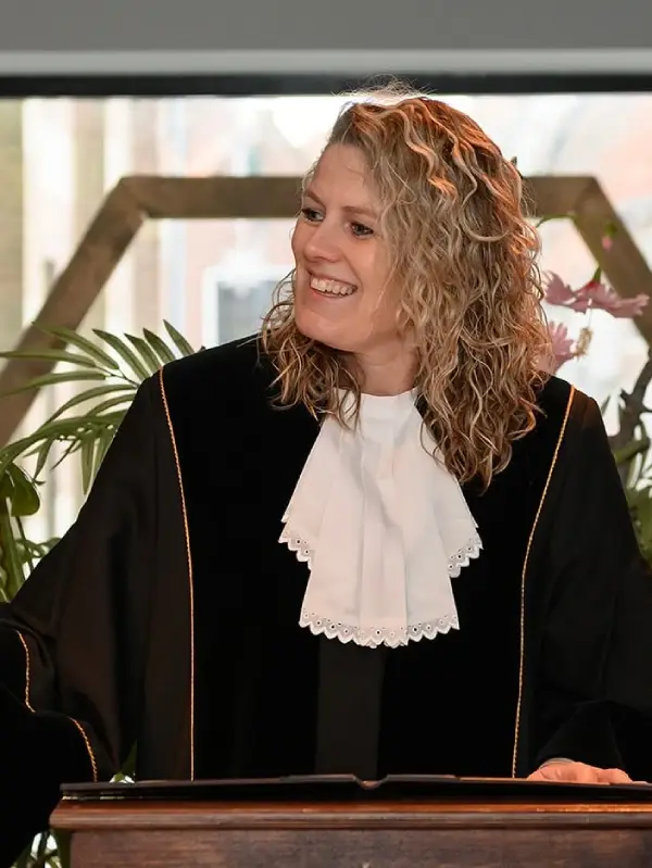 Een foto van trouwambtenaar Marlies Driessen bij een trouwerij.